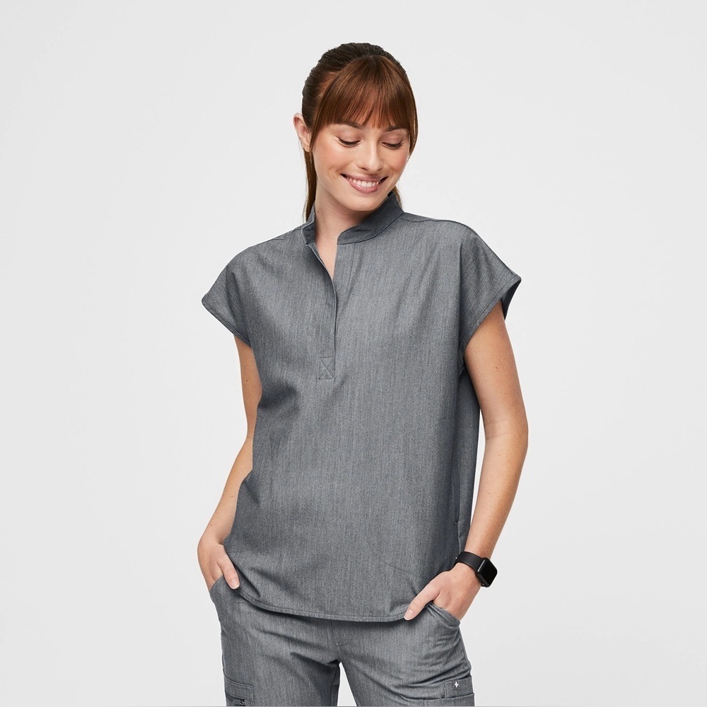 FIGS Technical Collection Mandarin Collar Scrub Top – Sz L in Graphite